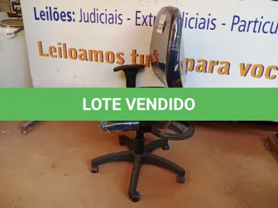 LOTE 507 - 01 CADEIRA ESTOFADA C/ BRAÇO. (NO ESTADO) ATENÇÃO! FAZER A VISITAÇÃO ANTES DE ARREMATAR, NÃO SABEMOS SE FUNCIONA. LEILÃO NÃO TEM GARANTIA E NEM DEVOLUÇÃO, SUJEITO A POSSÍVEIS AVARIAS VISÍVEIS/OCULTAS E/OU AUSÊNCIA DE COMPONENTES.