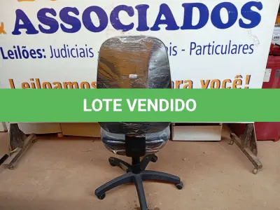 LOTE 491 - 01 CADEIRA ESTOFADA S/ BRAÇO. (NO ESTADO) ATENÇÃO! FAZER A VISITAÇÃO ANTES DE ARREMATAR, NÃO SABEMOS SE FUNCIONA. LEILÃO NÃO TEM GARANTIA E NEM DEVOLUÇÃO, SUJEITO A POSSÍVEIS AVARIAS VISÍVEIS/OCULTAS E/OU AUSÊNCIA DE COMPONENTES.