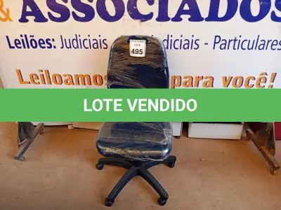 LOTE 495 - 01 CADEIRA ESTOFADA S/ BRAÇO. (NO ESTADO) ATENÇÃO! FAZER A VISITAÇÃO ANTES DE ARREMATAR, NÃO SABEMOS SE FUNCIONA. LEILÃO NÃO TEM GARANTIA E NEM DEVOLUÇÃO, SUJEITO A POSSÍVEIS AVARIAS VISÍVEIS/OCULTAS E/OU AUSÊNCIA DE COMPONENTES.