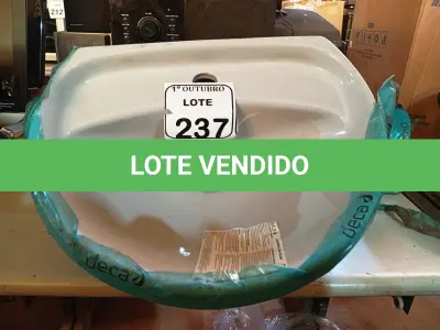 LOTE 237 - 01 LAVATÓRIO DECA NA COR CINZA 455X360MM C/BASE. (NO ESTADO) ATENÇÃO! FAZER A VISITAÇÃO ANTES DE ARREMATAR, NÃO SABEMOS SE FUNCIONA. LEILÃO NÃO TEM GARANTIA E NEM DEVOLUÇÃO, SUJEITO A POSSÍVEIS AVARIAS VISÍVEIS/OCULTAS E/OU AUSÊNCIA DE COMPONENTES.