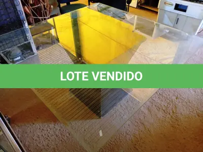 LOTE 335 - 01 MESA C/ BASE EM MADEIRA E TAMPO EM VIDRO QUADRADO. (NO ESTADO) ATENÇÃO! FAZER A VISITAÇÃO ANTES DE ARREMATAR, NÃO SABEMOS SE FUNCIONA. LEILÃO NÃO TEM GARANTIA E NEM DEVOLUÇÃO, SUJEITO A POSSÍVEIS AVARIAS VISÍVEIS/OCULTAS E/OU AUSÊNCIA DE COMPONENTES.
