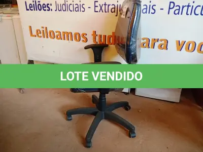 LOTE 481 - 01 CADEIRA ESTOFADA C/ BRAÇO. (NO ESTADO) ATENÇÃO! FAZER A VISITAÇÃO ANTES DE ARREMATAR, NÃO SABEMOS SE FUNCIONA. LEILÃO NÃO TEM GARANTIA E NEM DEVOLUÇÃO, SUJEITO A POSSÍVEIS AVARIAS VISÍVEIS/OCULTAS E/OU AUSÊNCIA DE COMPONENTES.