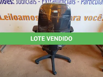 LOTE 481 - 01 CADEIRA ESTOFADA C/ BRAÇO. (NO ESTADO) ATENÇÃO! FAZER A VISITAÇÃO ANTES DE ARREMATAR, NÃO SABEMOS SE FUNCIONA. LEILÃO NÃO TEM GARANTIA E NEM DEVOLUÇÃO, SUJEITO A POSSÍVEIS AVARIAS VISÍVEIS/OCULTAS E/OU AUSÊNCIA DE COMPONENTES.