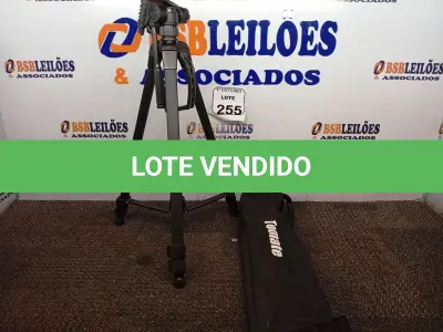 LOTE 255 - 01 TRIPÉ P/ CÂMERA FOTOGRÁFICA. (NO ESTADO) ATENÇÃO! FAZER A VISITAÇÃO ANTES DE ARREMATAR, NÃO SABEMOS SE FUNCIONA. LEILÃO NÃO TEM GARANTIA E NEM DEVOLUÇÃO, SUJEITO A POSSÍVEIS AVARIAS VISÍVEIS/OCULTAS E/OU AUSÊNCIA DE COMPONENTES.