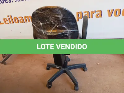 LOTE 497 - 01 CADEIRA ESTOFADA C/ BRAÇO. (NO ESTADO) ATENÇÃO! FAZER A VISITAÇÃO ANTES DE ARREMATAR, NÃO SABEMOS SE FUNCIONA. LEILÃO NÃO TEM GARANTIA E NEM DEVOLUÇÃO, SUJEITO A POSSÍVEIS AVARIAS VISÍVEIS/OCULTAS E/OU AUSÊNCIA DE COMPONENTES.