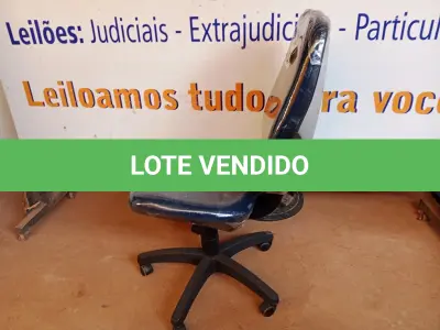 LOTE 505 - 01 CADEIRA ESTOFADA S/ BRAÇO. (NO ESTADO) ATENÇÃO! FAZER A VISITAÇÃO ANTES DE ARREMATAR, NÃO SABEMOS SE FUNCIONA. LEILÃO NÃO TEM GARANTIA E NEM DEVOLUÇÃO, SUJEITO A POSSÍVEIS AVARIAS VISÍVEIS/OCULTAS E/OU AUSÊNCIA DE COMPONENTES.