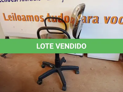 LOTE 497 - 01 CADEIRA ESTOFADA C/ BRAÇO. (NO ESTADO) ATENÇÃO! FAZER A VISITAÇÃO ANTES DE ARREMATAR, NÃO SABEMOS SE FUNCIONA. LEILÃO NÃO TEM GARANTIA E NEM DEVOLUÇÃO, SUJEITO A POSSÍVEIS AVARIAS VISÍVEIS/OCULTAS E/OU AUSÊNCIA DE COMPONENTES.