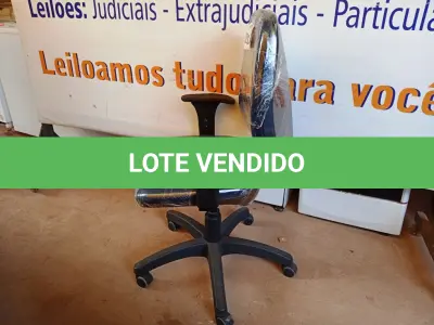 LOTE 501 - 01 CADEIRA ESTOFADA C/ BRAÇO. (NO ESTADO) ATENÇÃO! FAZER A VISITAÇÃO ANTES DE ARREMATAR, NÃO SABEMOS SE FUNCIONA. LEILÃO NÃO TEM GARANTIA E NEM DEVOLUÇÃO, SUJEITO A POSSÍVEIS AVARIAS VISÍVEIS/OCULTAS E/OU AUSÊNCIA DE COMPONENTES.