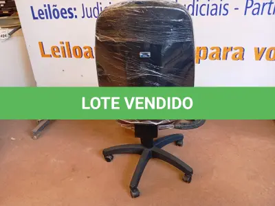LOTE 505 - 01 CADEIRA ESTOFADA S/ BRAÇO. (NO ESTADO) ATENÇÃO! FAZER A VISITAÇÃO ANTES DE ARREMATAR, NÃO SABEMOS SE FUNCIONA. LEILÃO NÃO TEM GARANTIA E NEM DEVOLUÇÃO, SUJEITO A POSSÍVEIS AVARIAS VISÍVEIS/OCULTAS E/OU AUSÊNCIA DE COMPONENTES.
