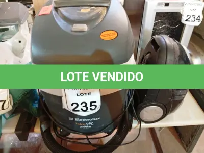 LOTE 235 - 02 ASPIRADORES DE PÓ MARCAS E MODELOS DIVERSOS. (NO ESTADO) ATENÇÃO! FAZER A VISITAÇÃO ANTES DE ARREMATAR, NÃO SABEMOS SE FUNCIONA. LEILÃO NÃO TEM GARANTIA E NEM DEVOLUÇÃO, SUJEITO A POSSÍVEIS AVARIAS VISÍVEIS/OCULTAS E/OU AUSÊNCIA DE COMPONENTES.