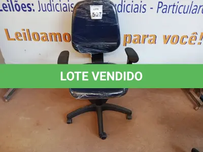LOTE 507 - 01 CADEIRA ESTOFADA C/ BRAÇO. (NO ESTADO) ATENÇÃO! FAZER A VISITAÇÃO ANTES DE ARREMATAR, NÃO SABEMOS SE FUNCIONA. LEILÃO NÃO TEM GARANTIA E NEM DEVOLUÇÃO, SUJEITO A POSSÍVEIS AVARIAS VISÍVEIS/OCULTAS E/OU AUSÊNCIA DE COMPONENTES.