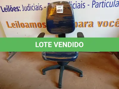 LOTE 481 - 01 CADEIRA ESTOFADA C/ BRAÇO. (NO ESTADO) ATENÇÃO! FAZER A VISITAÇÃO ANTES DE ARREMATAR, NÃO SABEMOS SE FUNCIONA. LEILÃO NÃO TEM GARANTIA E NEM DEVOLUÇÃO, SUJEITO A POSSÍVEIS AVARIAS VISÍVEIS/OCULTAS E/OU AUSÊNCIA DE COMPONENTES.