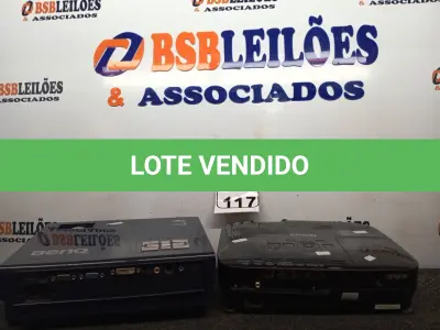 LOTE 117 - 02 PROJETORES MULTIMIDIA MARCA EPSON E BENQ. (NO ESTADO) ATENÇÃO! FAZER A VISITAÇÃO ANTES DE ARREMATAR, NÃO SABEMOS SE FUNCIONA. LEILÃO NÃO TEM GARANTIA E NEM DEVOLUÇÃO, SUJEITO A POSSÍVEIS AVARIAS VISÍVEIS/OCULTAS E/OU AUSÊNCIA DE COMPONENTES.