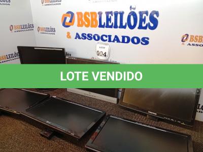 LOTE 004 - 06 MONITORES MARCAS E MODELOS DIVERSOS.  (NO ESTADO) ATENÇÃO! FAZER A VISITAÇÃO ANTES DE ARREMATAR, NÃO SABEMOS SE FUNCIONA. LEILÃO NÃO TEM GARANTIA E NEM DEVOLUÇÃO, SUJEITO A POSSÍVEIS AVARIAS VISÍVEIS/OCULTAS E/OU AUSÊNCIA DE COMPONENTES.