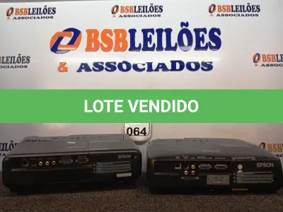 LOTE 064 - 02 PROJETORES MULTIMIDIA MARCA EPSON. (NO ESTADO) ATENÇÃO! FAZER A VISITAÇÃO ANTES DE ARREMATAR, NÃO SABEMOS SE FUNCIONA. LEILÃO NÃO TEM GARANTIA E NEM DEVOLUÇÃO, SUJEITO A POSSÍVEIS AVARIAS VISÍVEIS/OCULTAS E/OU AUSÊNCIA DE COMPONENTES.