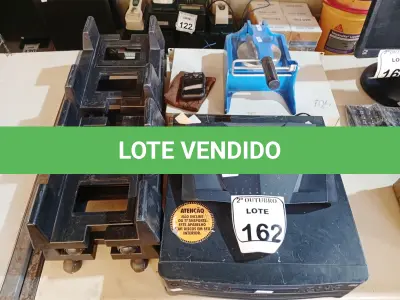 LOTE 162 - 01 TOCA CDS MARCA PHILIPS, 01 CONVERSOR, 04 CARRINHOS PARA CPU E 01 PRENSA DE MANDRIL. (NO ESTADO) ATENÇÃO! FAZER A VISITAÇÃO ANTES DE ARREMATAR, NÃO SABEMOS SE FUNCIONA. LEILÃO NÃO TEM GARANTIA E NEM DEVOLUÇÃO, SUJEITO A POSSÍVEIS AVARIAS VISÍVEIS/OCULTAS E/OU AUSÊNCIA DE COMPONENTES.