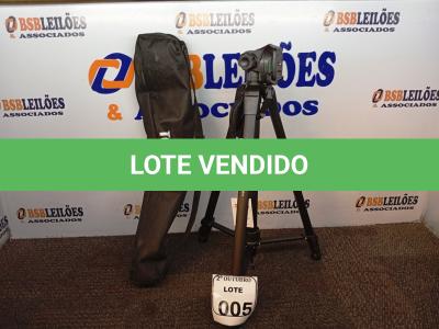LOTE 005 - 01 TRIPÉ PARA CÂMERA MARCA TOMATE MTG-3016. (NO ESTADO) ATENÇÃO! FAZER A VISITAÇÃO ANTES DE ARREMATAR, NÃO SABEMOS SE FUNCIONA. LEILÃO NÃO TEM GARANTIA E NEM DEVOLUÇÃO, SUJEITO A POSSÍVEIS AVARIAS VISÍVEIS/OCULTAS E/OU AUSÊNCIA DE COMPONENTES.