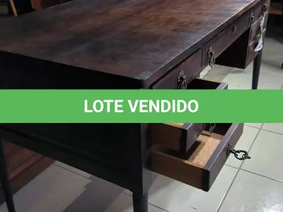 LOTE 044 - 01 ESCRIVANINHA MADEIRA DE LEI. (NO ESTADO)
