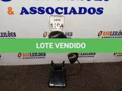 LOTE 110 - 01 LUMINÁRIA/ DESPERTADOR EM FORMATO POR TELEFONE ANTIGO. (NO ESTADO) ATENÇÃO! FAZER A VISITAÇÃO ANTES DE ARREMATAR, NÃO SABEMOS SE FUNCIONA. LEILÃO NÃO TEM GARANTIA E NEM DEVOLUÇÃO, SUJEITO A POSSÍVEIS AVARIAS VISÍVEIS/OCULTAS E/OU AUSÊNCIA DE COMPONENTES.