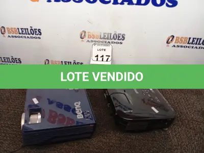 LOTE 117 - 02 PROJETORES MULTIMIDIA MARCA EPSON E BENQ. (NO ESTADO) ATENÇÃO! FAZER A VISITAÇÃO ANTES DE ARREMATAR, NÃO SABEMOS SE FUNCIONA. LEILÃO NÃO TEM GARANTIA E NEM DEVOLUÇÃO, SUJEITO A POSSÍVEIS AVARIAS VISÍVEIS/OCULTAS E/OU AUSÊNCIA DE COMPONENTES.