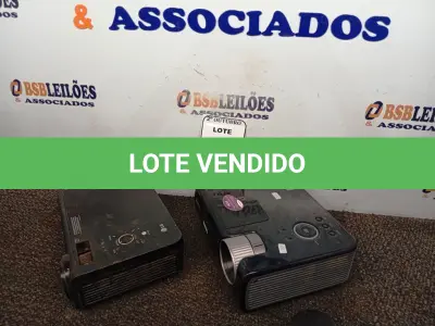 LOTE 105 - 02 PROJETORES MULTIMIDIA MARCAS BENQ E LG. (NO ESTADO) ATENÇÃO! FAZER A VISITAÇÃO ANTES DE ARREMATAR, NÃO SABEMOS SE FUNCIONA. LEILÃO NÃO TEM GARANTIA E NEM DEVOLUÇÃO, SUJEITO A POSSÍVEIS AVARIAS VISÍVEIS/OCULTAS E/OU AUSÊNCIA DE COMPONENTES.