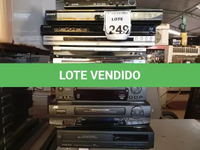 LOTE 249 - 07 APARELHOS DE DVD E 03 VÍDEOS CASSETE. (NO ESTADO) ATENÇÃO! FAZER A VISITAÇÃO ANTES DE ARREMATAR, NÃO SABEMOS SE FUNCIONA. LEILÃO NÃO TEM GARANTIA E NEM DEVOLUÇÃO, SUJEITO A POSSÍVEIS AVARIAS VISÍVEIS/OCULTAS E/OU AUSÊNCIA DE COMPONENTES.