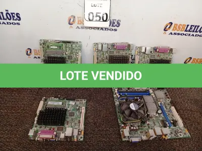 LOTE 050 - 05 PLACAS-MÃE DIVERSAS. (NO ESTADO) ATENÇÃO! FAZER A VISITAÇÃO ANTES DE ARREMATAR, NÃO SABEMOS SE FUNCIONA. LEILÃO NÃO TEM GARANTIA E NEM DEVOLUÇÃO, SUJEITO A POSSÍVEIS AVARIAS VISÍVEIS/OCULTAS E/OU AUSÊNCIA DE COMPONENTES.