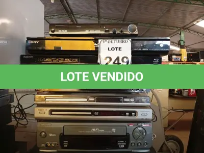 LOTE 249 - 07 APARELHOS DE DVD E 03 VÍDEOS CASSETE. (NO ESTADO) ATENÇÃO! FAZER A VISITAÇÃO ANTES DE ARREMATAR, NÃO SABEMOS SE FUNCIONA. LEILÃO NÃO TEM GARANTIA E NEM DEVOLUÇÃO, SUJEITO A POSSÍVEIS AVARIAS VISÍVEIS/OCULTAS E/OU AUSÊNCIA DE COMPONENTES.