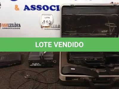 LOTE 410 - 01 FILMADORA VHS PANASONIC COM MALETA, 01 TOCA FITAS E 01 LUMINÁRIA DE LED. (NO ESTADO) ATENÇÃO! FAZER A VISITAÇÃO ANTES DE ARREMATAR, NÃO SABEMOS SE FUNCIONA. LEILÃO NÃO TEM GARANTIA E NEM DEVOLUÇÃO, SUJEITO A POSSÍVEIS AVARIAS VISÍVEIS/OCULTAS E/OU AUSÊNCIA DE COMPONENTES.