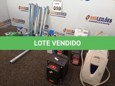 LOTE 059 - 01 NOBREAK, 03 TRANSFORMADORES E LÂMPADAS DIVERSAS. (NO ESTADO) ATENÇÃO! FAZER A VISITAÇÃO ANTES DE ARREMATAR, NÃO SABEMOS SE FUNCIONA. LEILÃO NÃO TEM GARANTIA E NEM DEVOLUÇÃO, SUJEITO A POSSÍVEIS AVARIAS VISÍVEIS/OCULTAS E/OU AUSÊNCIA DE COMPONENTES.