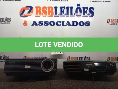 LOTE 117 - 02 PROJETORES MULTIMIDIA MARCA EPSON E BENQ. (NO ESTADO) ATENÇÃO! FAZER A VISITAÇÃO ANTES DE ARREMATAR, NÃO SABEMOS SE FUNCIONA. LEILÃO NÃO TEM GARANTIA E NEM DEVOLUÇÃO, SUJEITO A POSSÍVEIS AVARIAS VISÍVEIS/OCULTAS E/OU AUSÊNCIA DE COMPONENTES.
