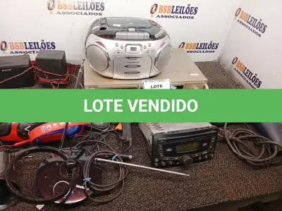 LOTE 102 - 01 TOCA-FITAS, 01 MICRO SYSTEM, 01 SOM AUTOMOTIVO E MATERIAIS DIVERSOS. (NO ESTADO) ATENÇÃO! FAZER A VISITAÇÃO ANTES DE ARREMATAR, NÃO SABEMOS SE FUNCIONA. LEILÃO NÃO TEM GARANTIA E NEM DEVOLUÇÃO, SUJEITO A POSSÍVEIS AVARIAS VISÍVEIS/OCULTAS E/OU AUSÊNCIA DE COMPONENTES.