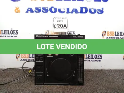 LOTE 020 - 01 CDJ PIONEER MODELO 700S 110V. (NO ESTADO) ATENÇÃO! FAZER A VISITAÇÃO ANTES DE ARREMATAR, NÃO SABEMOS SE FUNCIONA. LEILÃO NÃO TEM GARANTIA E NEM DEVOLUÇÃO, SUJEITO A POSSÍVEIS AVARIAS VISÍVEIS/OCULTAS E/OU AUSÊNCIA DE COMPONENTES.