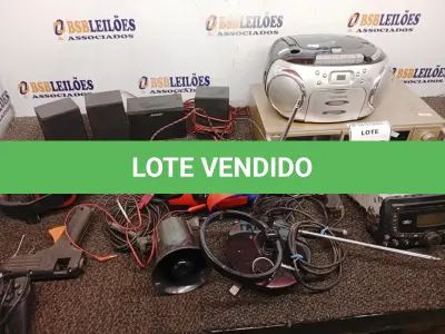 LOTE 102 - 01 TOCA-FITAS, 01 MICRO SYSTEM, 01 SOM AUTOMOTIVO E MATERIAIS DIVERSOS. (NO ESTADO) ATENÇÃO! FAZER A VISITAÇÃO ANTES DE ARREMATAR, NÃO SABEMOS SE FUNCIONA. LEILÃO NÃO TEM GARANTIA E NEM DEVOLUÇÃO, SUJEITO A POSSÍVEIS AVARIAS VISÍVEIS/OCULTAS E/OU AUSÊNCIA DE COMPONENTES.