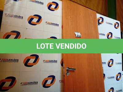 LOTE 312 - 01 PORTA EM MADEIRA COM FECHADURA 70X2,10. (NO ESTADO) ATENÇÃO! FAZER A VISITAÇÃO ANTES DE ARREMATAR, NÃO SABEMOS SE FUNCIONA. LEILÃO NÃO TEM GARANTIA E NEM DEVOLUÇÃO, SUJEITO A POSSÍVEIS AVARIAS VISÍVEIS/OCULTAS E/OU AUSÊNCIA DE COMPONENTES.