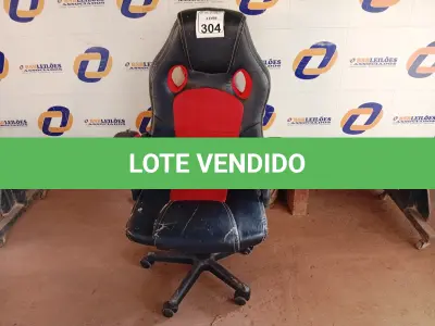 LOTE 304 - 01 CADEIRA GAMER. (NO ESTADO) ATENÇÃO! FAZER A VISITAÇÃO ANTES DE ARREMATAR, NÃO SABEMOS SE FUNCIONA. LEILÃO NÃO TEM GARANTIA E NEM DEVOLUÇÃO, SUJEITO A POSSÍVEIS AVARIAS VISÍVEIS/OCULTAS E/OU AUSÊNCIA DE COMPONENTES.