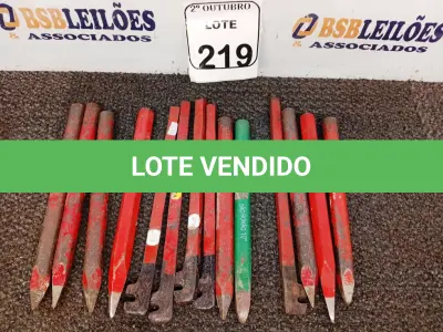 LOTE 219 - 09 PONTEIROS DE FERRO E 05 DOBRADORES DE FERRO. (NO ESTADO) ATENÇÃO! FAZER A VISITAÇÃO ANTES DE ARREMATAR, NÃO SABEMOS SE FUNCIONA. LEILÃO NÃO TEM GARANTIA E NEM DEVOLUÇÃO, SUJEITO A POSSÍVEIS AVARIAS VISÍVEIS/OCULTAS E/OU AUSÊNCIA DE COMPONENTES.