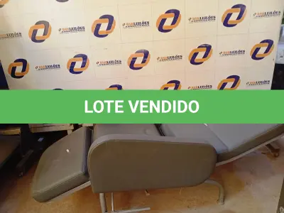 LOTE 307 - 01 POLTRONA RECLINÁVEL EM CORINO NA COR CINZA. (NO ESTADO) ATENÇÃO! FAZER A VISITAÇÃO ANTES DE ARREMATAR, NÃO SABEMOS SE FUNCIONA. LEILÃO NÃO TEM GARANTIA E NEM DEVOLUÇÃO, SUJEITO A POSSÍVEIS AVARIAS VISÍVEIS/OCULTAS E/OU AUSÊNCIA DE COMPONENTES.