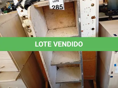 LOTE 285 - 02 EXPOSITORES EM MADEIRA. (NO ESTADO) ATENÇÃO! FAZER A VISITAÇÃO ANTES DE ARREMATAR, NÃO SABEMOS SE FUNCIONA. LEILÃO NÃO TEM GARANTIA E NEM DEVOLUÇÃO, SUJEITO A POSSÍVEIS AVARIAS VISÍVEIS/OCULTAS E/OU AUSÊNCIA DE COMPONENTES.