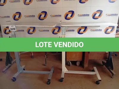 LOTE 229 - 02 MESAS COM RODINHAS E REGULADOR DE ALTURA. (NO ESTADO) ATENÇÃO! FAZER A VISITAÇÃO ANTES DE ARREMATAR, NÃO SABEMOS SE FUNCIONA. LEILÃO NÃO TEM GARANTIA E NEM DEVOLUÇÃO, SUJEITO A POSSÍVEIS AVARIAS VISÍVEIS/OCULTAS E/OU AUSÊNCIA DE COMPONENTES.
