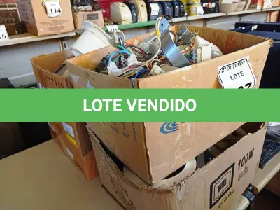 LOTE 167 - 01 LOTE COM VÁRIAS LUMINÁRIAS E MATERIAIS ELÉTRICOS DIVERSOS. (NO ESTADO) ATENÇÃO! FAZER A VISITAÇÃO ANTES DE ARREMATAR, NÃO SABEMOS SE FUNCIONA. LEILÃO NÃO TEM GARANTIA E NEM DEVOLUÇÃO, SUJEITO A POSSÍVEIS AVARIAS VISÍVEIS/OCULTAS E/OU AUSÊNCIA DE COMPONENTES.