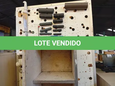 LOTE 285 - 02 EXPOSITORES EM MADEIRA. (NO ESTADO) ATENÇÃO! FAZER A VISITAÇÃO ANTES DE ARREMATAR, NÃO SABEMOS SE FUNCIONA. LEILÃO NÃO TEM GARANTIA E NEM DEVOLUÇÃO, SUJEITO A POSSÍVEIS AVARIAS VISÍVEIS/OCULTAS E/OU AUSÊNCIA DE COMPONENTES.
