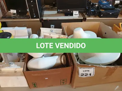 LOTE 221 - 01 LOTE COM VÁRIAS LUMINÁRIAS E MATERIAIS ELÉTRICOS DIVERSOS. (NO ESTADO) ATENÇÃO! FAZER A VISITAÇÃO ANTES DE ARREMATAR, NÃO SABEMOS SE FUNCIONA. LEILÃO NÃO TEM GARANTIA E NEM DEVOLUÇÃO, SUJEITO A POSSÍVEIS AVARIAS VISÍVEIS/OCULTAS E/OU AUSÊNCIA DE COMPONENTES.