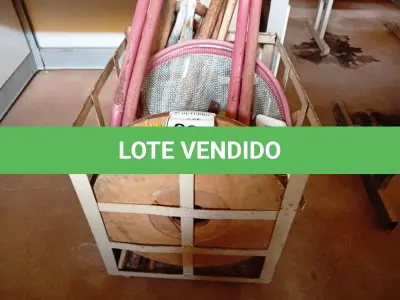 LOTE 237 - 1 CARRINHO COM RODINHAS, 02 BASES DE FERRO PARA CARRINHO DE MÃO E MATERIAIS DIVERSOS. (NO ESTADO) ATENÇÃO! FAZER A VISITAÇÃO ANTES DE ARREMATAR, NÃO SABEMOS SE FUNCIONA. LEILÃO NÃO TEM GARANTIA E NEM DEVOLUÇÃO, SUJEITO A POSSÍVEIS AVARIAS VISÍVEIS/OCULTAS E/OU AUSÊNCIA DE COMPONENTES.
