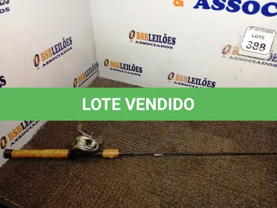 LOTE 388 - 01 VARA DE PESCA E 01 CARRETILHA SHIMANO LADO ESQUERDO. (NO ESTADO) ATENÇÃO! FAZER A VISITAÇÃO ANTES DE ARREMATAR, NÃO SABEMOS SE FUNCIONA. LEILÃO NÃO TEM GARANTIA E NEM DEVOLUÇÃO, SUJEITO A POSSÍVEIS AVARIAS VISÍVEIS/OCULTAS E/OU AUSÊNCIA DE COMPONENTES.