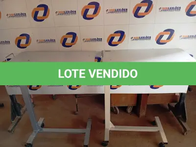 LOTE 229 - 02 MESAS COM RODINHAS E REGULADOR DE ALTURA. (NO ESTADO) ATENÇÃO! FAZER A VISITAÇÃO ANTES DE ARREMATAR, NÃO SABEMOS SE FUNCIONA. LEILÃO NÃO TEM GARANTIA E NEM DEVOLUÇÃO, SUJEITO A POSSÍVEIS AVARIAS VISÍVEIS/OCULTAS E/OU AUSÊNCIA DE COMPONENTES.