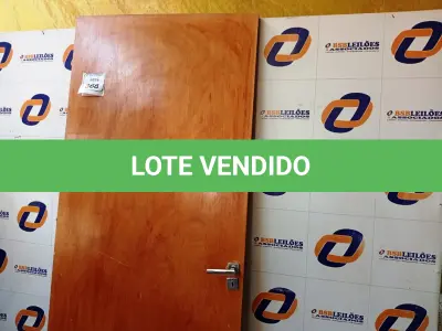 LOTE 368 - 01 PORTA EM MADEIRA 80X2,10. (NO ESTADO) ATENÇÃO! FAZER A VISITAÇÃO ANTES DE ARREMATAR, NÃO SABEMOS SE FUNCIONA. LEILÃO NÃO TEM GARANTIA E NEM DEVOLUÇÃO, SUJEITO A POSSÍVEIS AVARIAS VISÍVEIS/OCULTAS E/OU AUSÊNCIA DE COMPONENTES.