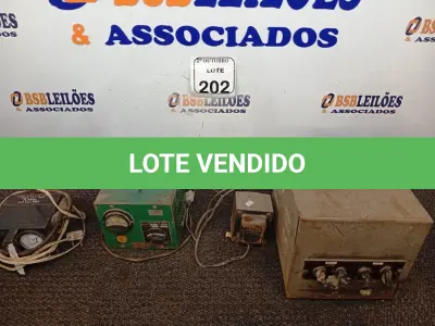 LOTE 202 - 04 TRANSFORMADORES MARCAS E MODELOS DIVERSOS. (NO ESTADO) ATENÇÃO! FAZER A VISITAÇÃO ANTES DE ARREMATAR, NÃO SABEMOS SE FUNCIONA. LEILÃO NÃO TEM GARANTIA E NEM DEVOLUÇÃO, SUJEITO A POSSÍVEIS AVARIAS VISÍVEIS/OCULTAS E/OU AUSÊNCIA DE COMPONENTES.