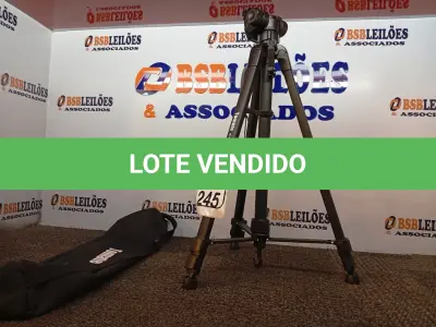 LOTE 245 - 01 TRIPÉ PARA CÂMERA MARCA TOMATE MTG-3016. (NO ESTADO) ATENÇÃO! FAZER A VISITAÇÃO ANTES DE ARREMATAR, NÃO SABEMOS SE FUNCIONA. LEILÃO NÃO TEM GARANTIA E NEM DEVOLUÇÃO, SUJEITO A POSSÍVEIS AVARIAS VISÍVEIS/OCULTAS E/OU AUSÊNCIA DE COMPONENTES.