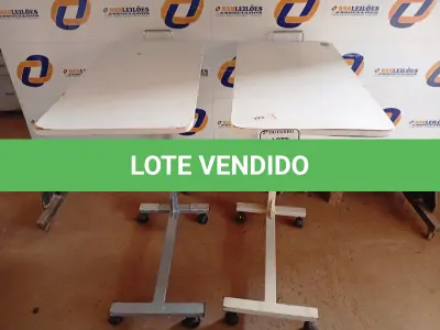 LOTE 229 - 02 MESAS COM RODINHAS E REGULADOR DE ALTURA. (NO ESTADO) ATENÇÃO! FAZER A VISITAÇÃO ANTES DE ARREMATAR, NÃO SABEMOS SE FUNCIONA. LEILÃO NÃO TEM GARANTIA E NEM DEVOLUÇÃO, SUJEITO A POSSÍVEIS AVARIAS VISÍVEIS/OCULTAS E/OU AUSÊNCIA DE COMPONENTES.